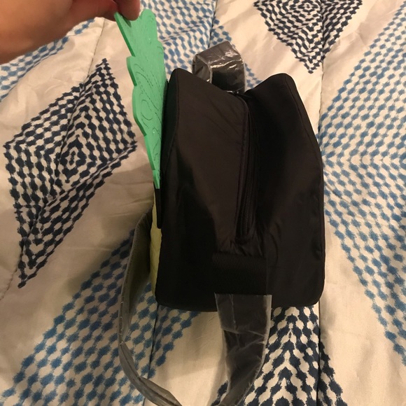 VS PINK Pineapple Cooler 🍍 - Picture 3 of 4